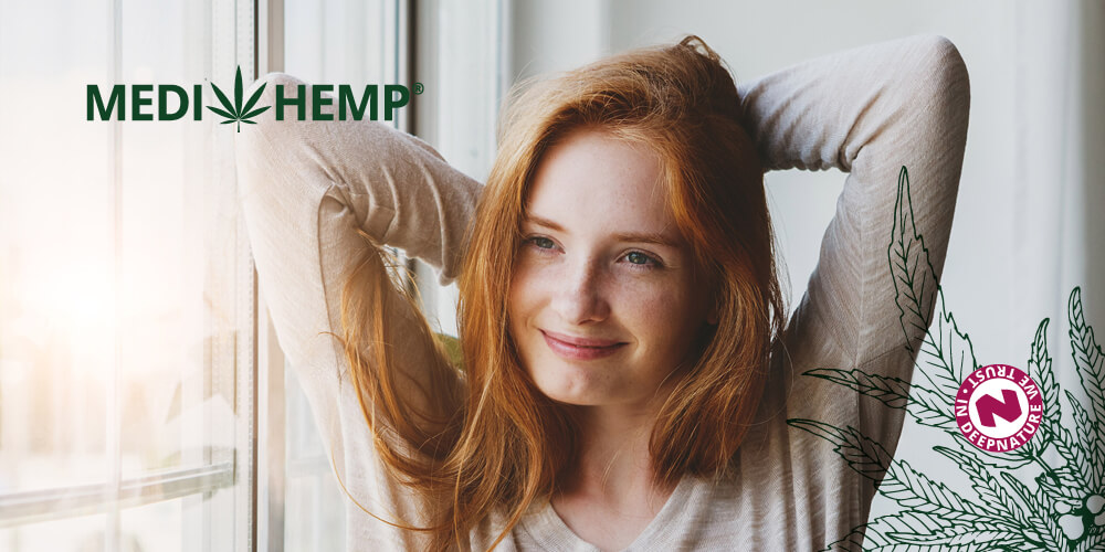 Una ragazza sorridente sta guardando attraverso la finestra